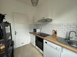 Kuchyň nebo kuchyňský kout v ubytování Appartements Turquoise 2 pers - L'Artdu'Net -