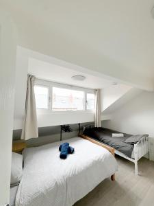 a bedroom with two beds and a window at Modern 4 Bed En-suite House in Leeds - Free parking in Headingley