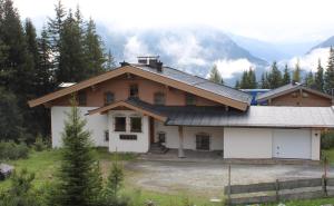 una casa con una montaña al fondo en Haus Filzstein 117 Top 2, en Krimml 1 foto más