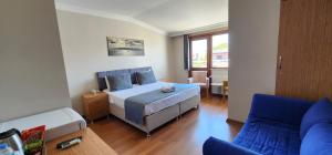 Un dormitorio con una cama y un sofá azul. en My World Hotel, en Estambul 39 fotos más
