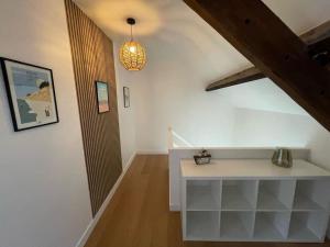 ein Flur mit einem weißen Tisch und einer Decke in der Unterkunft Grande maison familiale, plage in Pénestin + 24 Fotos