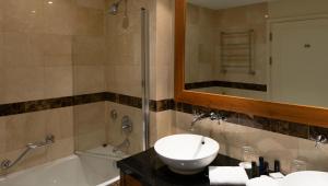 Phòng tắm tại The Kingsley Hotel
