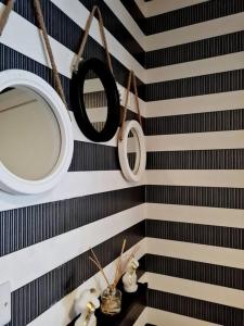 Zimmer mit schwarzen und weißen Streifen an einer Wand in der Unterkunft Stylish Apartment near Tower Bridge in London + 21 Fotos