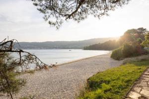 a sandy beach next to a body of water at Casa Soledá e Pepa in Outes