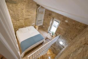 an overhead view of a bed in a room at Casa Soledá e Pepa in Outes