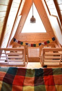 una grande camera mansardata con una grande finestra di Glamping and wellness cottage Salvus a Lendava
