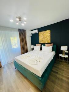 ブカレストにあるMetropole Apartments Central Cityの白いシーツが敷かれた大きなベッドのある寝室