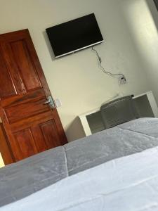 Televisyen dan/atau pusat hiburan di Hotel Saint Clara B