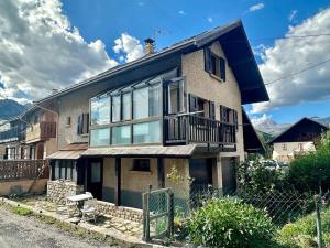 Cette grande maison dispose d'un balcon sur le côté. dans l'établissement Jolie maison entièrement rénovée à la montagne, à Villar-Saint-Pancrace
