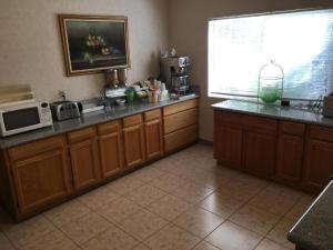 Dapur atau dapur kecil di Formosa Inn +13 gambar