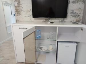 a white desk with a television on top of it at Готель ELLING in Kropyvnytskyi