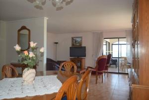 une salle à manger et un salon avec une table et des chaises dans l'établissement Depto frente a la playa en Av del Mar con piscina Se permiten mascotas Mac04, à La Serena