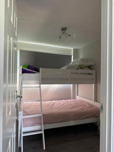 En eller flere senge i et værelse på Costal retreat - chalet 275