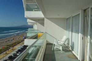 a balcony of a building with a view of the beach at Depto frente al mar con wifi Se permiten mascotas Mac06 in La Serena