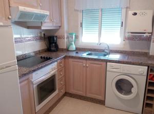 Kuchyňa alebo kuchynka v ubytovaní Apartamentos Arenales Del Sol III