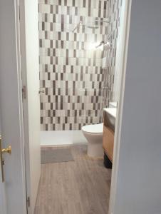 フロンテーラにあるEl Campanario de El Hierroのシャワー、トイレ、洗面台を備えたバスルーム +13枚の写真