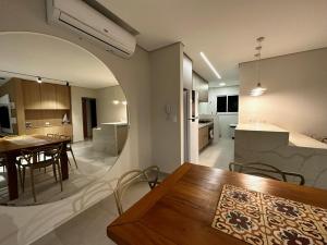 a living room and kitchen with a table and a dining room at Aptos perfeito para suas férias, surpreenda a todos in Ubatuba