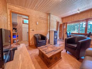 Χώρος καθιστικού στο Wood Cabin