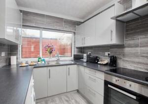 Gallery image of Charming 4 BR Kingston House with Free Street Parking in Goole