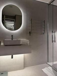 a bathroom with a sink and a mirror at ArqSuites Berrini WTC SP - Suíte privada dentro do Hotel in São Paulo +27 photos