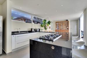 Una cocina o zona de cocina en Villa Rowsu with Private Pool and Sea View