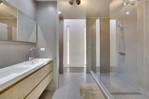 Un baño de Villa Rowsu with Private Pool and Sea View