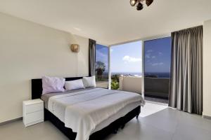Cama o camas de una habitación en Villa Rowsu with Private Pool and Sea View