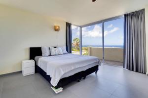 Cama o camas de una habitación en Villa Rowsu with Private Pool and Sea View