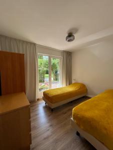 pokój hotelowy z dwoma łóżkami i oknem w obiekcie Villa LILIA w mieście Międzywodzie