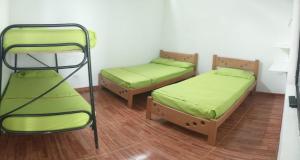 Centro Vacacional Los Pijaos في كارمن دي أبيكالا: غرفة بسريرين بطابقين وسلم +59 صورة