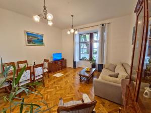 a living room with a couch and a table at Villa Münz Apartment Franz in Pula