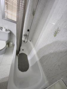 ein Badezimmer mit Badewanne und Toilette in der Unterkunft La Casa de las Golondrinas in Santisteban del Puerto + 34 Fotos