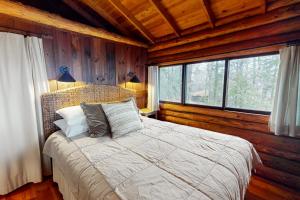 Katil atau katil-katil dalam bilik di Cabin in the Pines