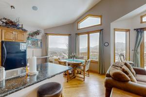 una cucina e un soggiorno con tavolo e sedie di Beaver Mountain #20A - Permit Number #6163 a Estes Park