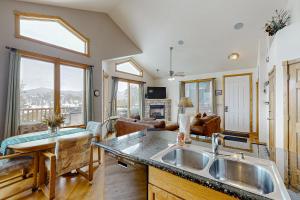 una cucina con lavello e un soggiorno di Beaver Mountain #20A - Permit Number #6163 a Estes Park