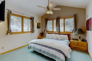 una camera con letto, ventilatore a soffitto e finestre di Beaver Mountain #20A - Permit Number #6163 a Estes Park Altre 18 foto
