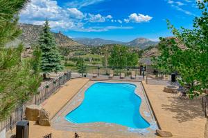 una vista sul tetto di una piscina con montagne sullo sfondo di Beaver Mountain #20A - Permit Number #6163 a Estes Park