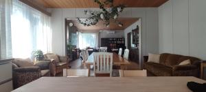 a living room with a table and chairs in a room at Kortteer vihreä huone in Rauma
