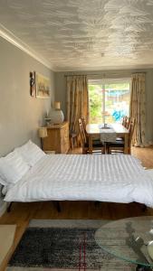 ピーターバラにあるSerenityの大型ベッド1台(テーブル、椅子付)