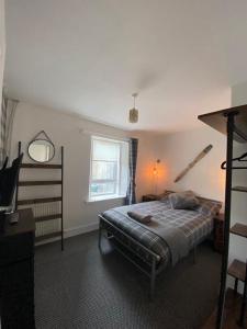 En eller flere senge i et værelse på Shore Cottage