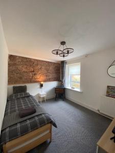 En eller flere senge i et værelse på Shore Cottage