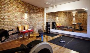 - une salle de sport dotée d'un mur en briques et de nombreux équipements dans l'établissement The More Hotel Mazetti, à Malmö