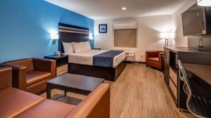 Postel nebo postele na pokoji v ubytování SureStay Plus Hotel by Best Western Humble