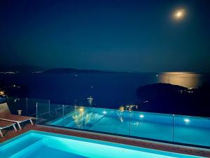 Bazén v ubytování Villa Tesoro Kalami with private pool by DadoVillas nebo v jeho okolí + 18 fotografií