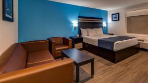 Postel nebo postele na pokoji v ubytování SureStay Plus Hotel by Best Western Humble