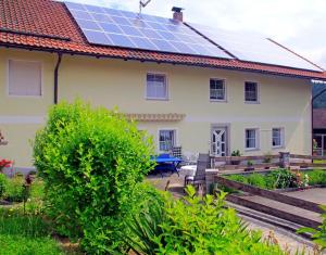 una casa con paneles solares en el techo en Haus Rita en Thurmansbang