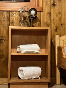 ein Regal mit zwei Handtüchern und einer Lampe darauf in der Unterkunft Casa da Branda St.António in Branda de Santo António