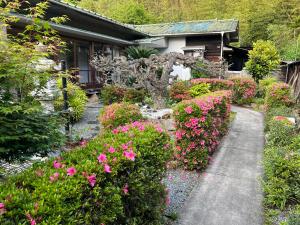 直島町にある一日限定一組の古民家の宿なんでもんのピンクの花の庭園