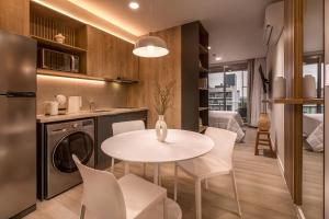 Majoituspaikan HOUZE - Stay & Residences by AVA keittiö tai keittotila
