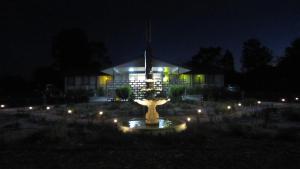 尤羅亞的住宿－卡斯特極客汽車旅館，一座建筑,在晚上前方有一个喷泉